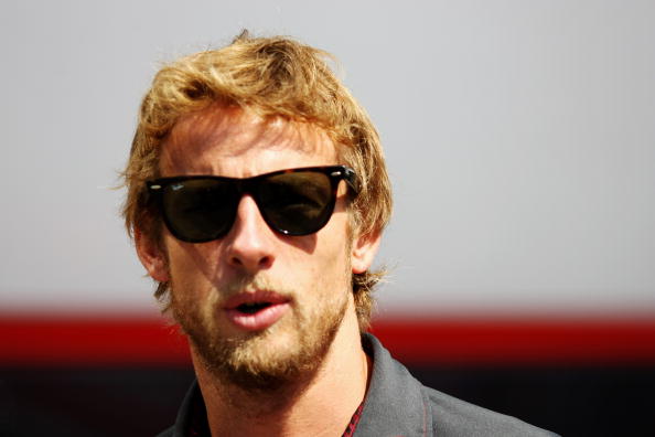 图文-F1车手亮相布达佩斯 胡子拉碴的帅哥巴顿