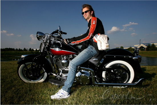 图文-F1车手特鲁利骑哈雷写真 豪车型男绝配_