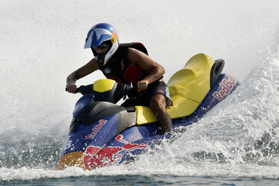 图文-F1车手迎战土耳其GP 里尤兹骑红牛摩托