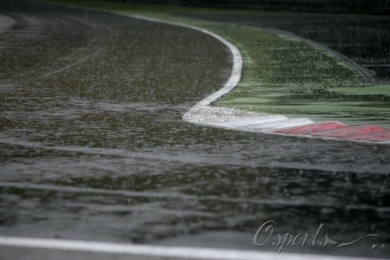 图文-F1蒙扎试车第三日赛道上面大雨滂沱