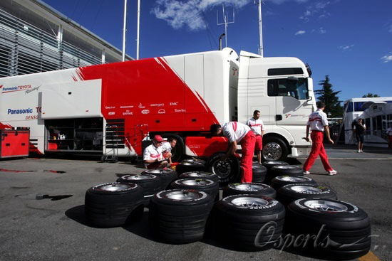 图文-F1意大利站第1次练习赛丰田技师码放轮胎