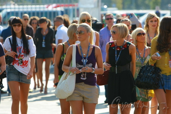 ͼ��-F1��������Χ����Ů��·��Ů��ӵ����