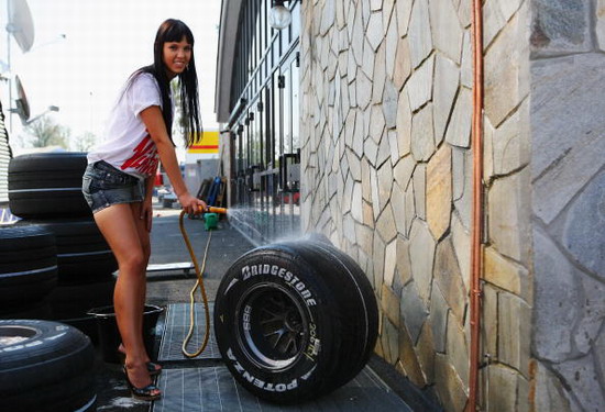 图文-F1蒙扎周六围场美女惹火好不美女凉快_的养美女狗目的图片