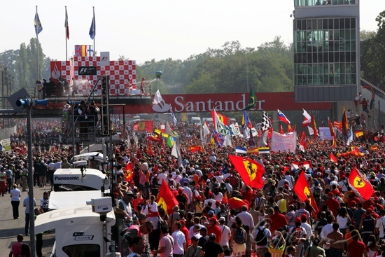 车迷涌上蒙扎赛道