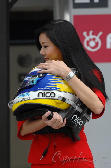 图文-F1日本站赛车宝贝 日本佳丽拥抱罗斯伯格