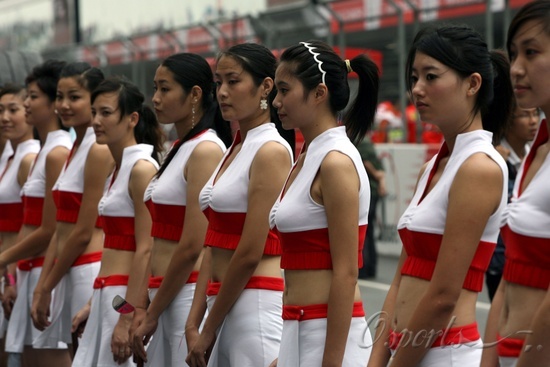 图文-F1中国大奖赛举牌女郎 傲然挺立排排站