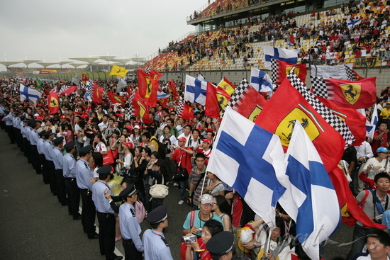 图文-F1中国大奖赛正式比赛红色跃马旗帜飘扬