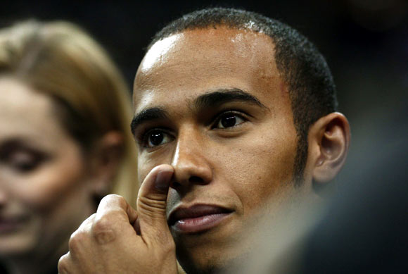 图文-汉密尔顿观看NBA季前赛 目不转睛蹭鼻锥