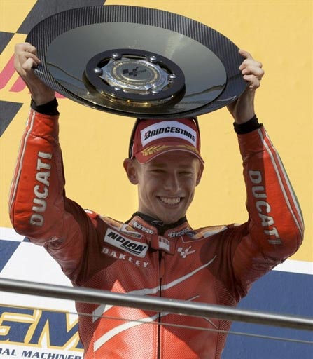 图文-摩托GP澳大利亚站 奖杯映衬冠军微笑_赛