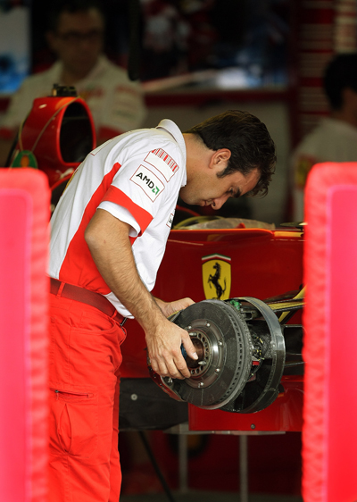 f1车队备战2007收官站法拉利技师检查前悬挂高清图片