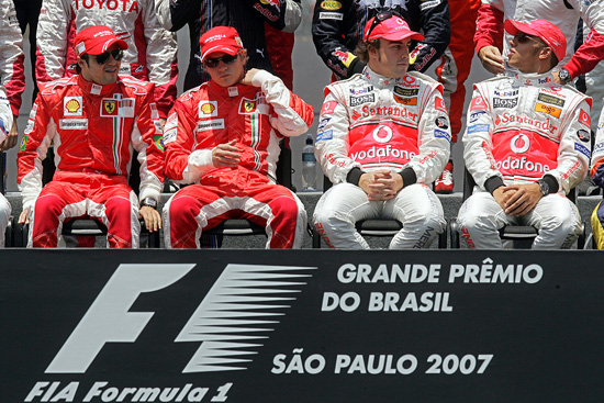 图文-F1车手年终合影四大高手赛前表情各异