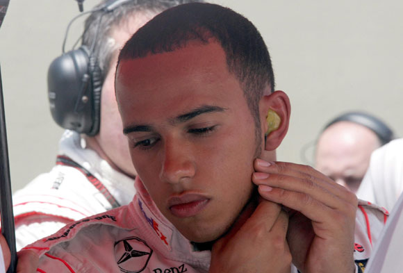 图文-F1巴西站正赛精彩图片 汉密尔顿戴上耳塞