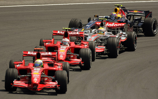 图文-2007F1收官站巴西GP发车时马萨顺利带出