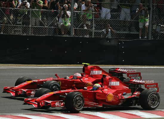 图文-2007F1收官站巴西GP发车时马萨与KIMI并行