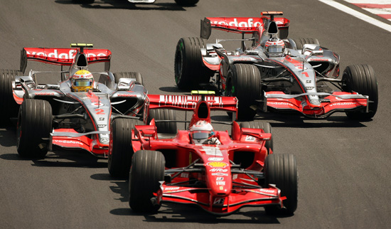 图文-2007F1收官站巴西GP莱科宁发车后超越汉密尔顿