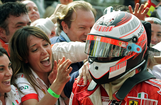 图文-莱科宁加冕总冠军法拉利女员工为KIMI疯狂