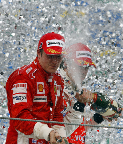 图文-莱科宁加冕总冠军阿隆索用香槟给KIMI庆祝