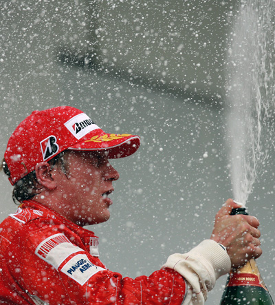 图文-莱科宁加冕总冠军幸福的芬兰冰人喷洒香槟