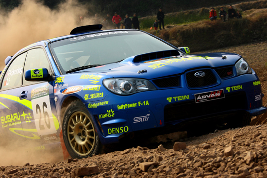 图文-APRC中国龙游站第三日 李微赛中咬住沙