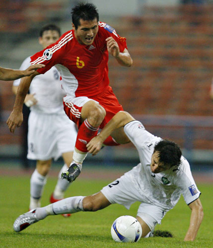 《踢球者》叹国足罕见溃败 邵佳一一人难力挽