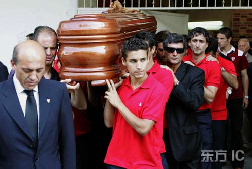 皇马巴萨出席西甲新星葬礼普埃尔塔生前遗愿催