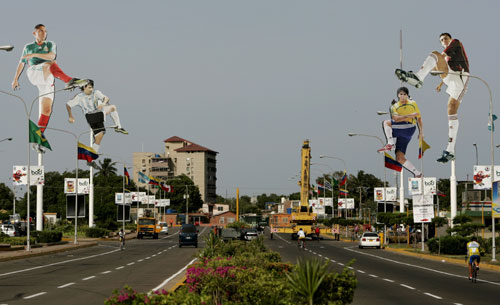 图文-委内瑞拉营造美洲杯氛围 足坛巨星上路灯