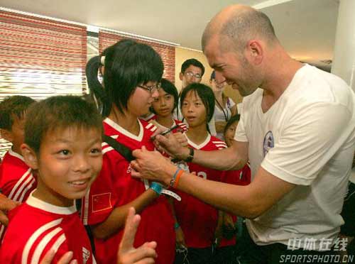图文-齐达内看望中国足球小选手 幸福的女球迷