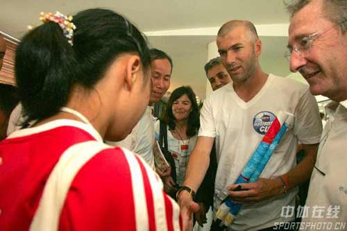 图文-齐达内看望中国足球小选手 这女孩有些害