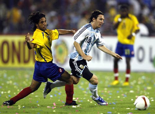 图文-[美洲杯]阿根廷VS哥伦比亚 梅西绕过防守