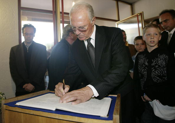 图文-前德国功勋教练德瓦尔葬礼举行 贝肯鲍尔