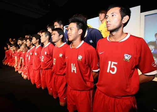 图文-泰国队发布新版耐克球衣 红色战袍光彩照