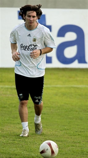 图文-阿根廷队轻松备战美洲杯 梅西专注训练_