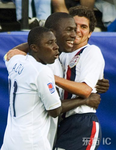 图文-加拿大U20世界杯7日赛况 攻陷巴西相拥庆