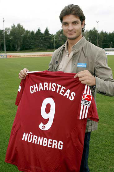 图文-希腊国脚加盟德甲纽伦堡 展示9号新球衣