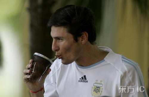 图文-美洲杯阿根廷队轻松备战萨内蒂享受优质饮料