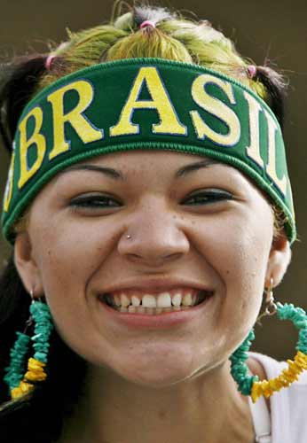 图文-2007美洲杯决赛花絮 桑巴女郎灿烂笑容_