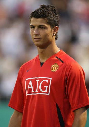 图文-曼联抵达日本训练为先 C罗发型变化直追