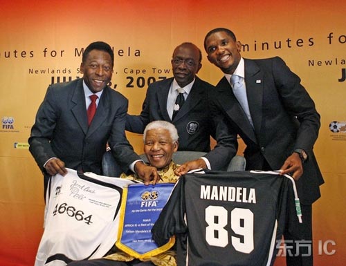 图文-黑人领袖喜过89岁寿辰 贝利埃托奥贺寿曼