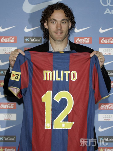 图文-巴塞罗那签约阿根廷国脚 小米利托展示1