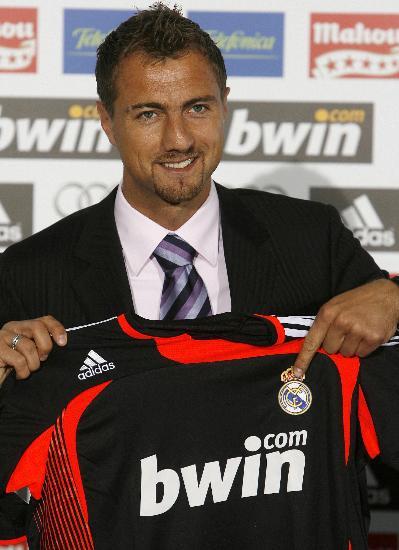 图文-欧冠神奇门将正式加盟皇马 发布会展示新