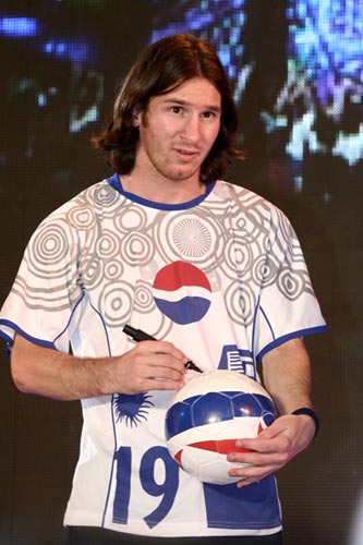 图文-梅西中国行深圳站 梅西一一满足签名要求