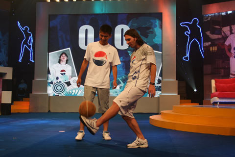 图文-百事新球王梅西中国行北京站 颠球是小儿