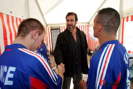 图文-曼联国王接见法国球员 坎通纳依旧大佬风