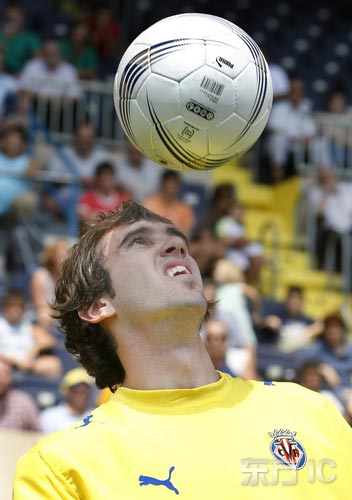 图文-乌拉圭国脚亮相情歌球场 头上功夫相当