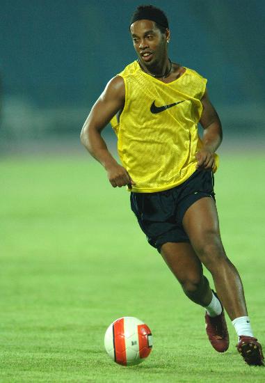 图文-巴萨中国行丰体展开首训 小罗开练毫不偷