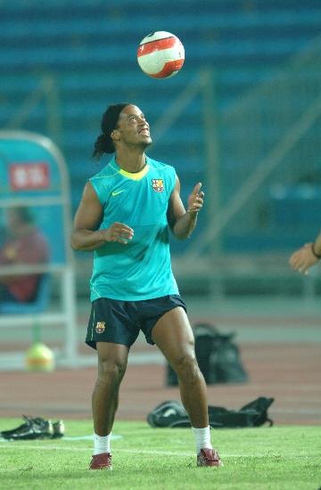 图文-巴萨中国行丰体展开首训 小罗全心投入训