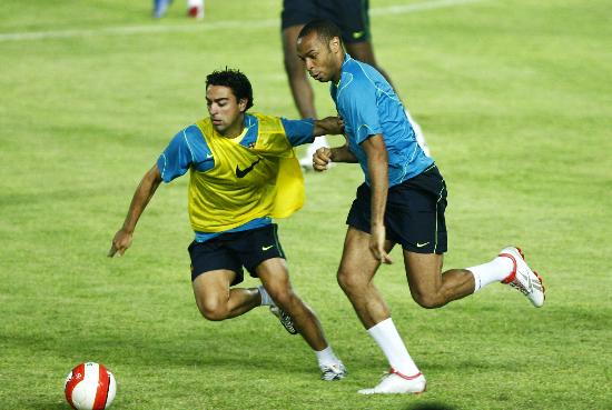 图文-巴塞罗那队亮相丰体中心 亨利训练一丝不