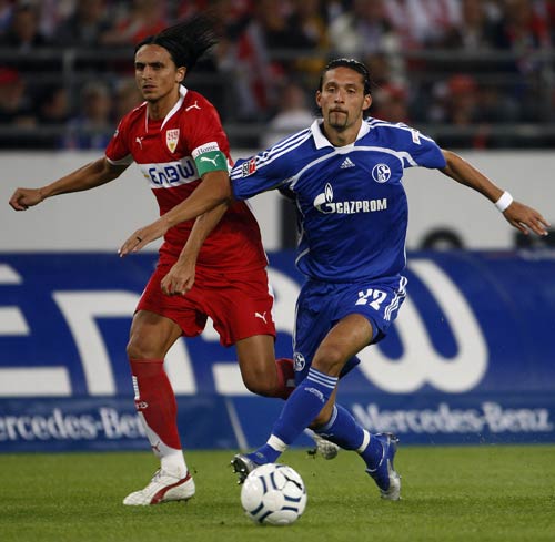 德甲揭幕战-新林肯替补救主 沙尔克2-2平卫冕冠