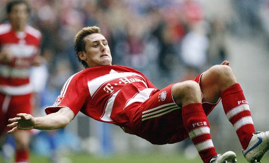 图文-[德甲]拜仁3-0罗斯托克 克洛泽空翻庆祝进