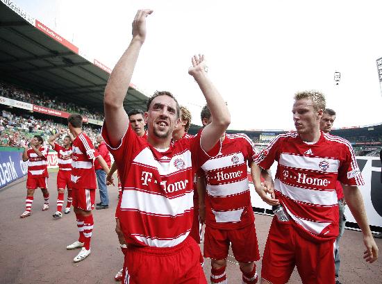 图文-[德甲]拜仁慕尼黑胜不来梅 拜仁队员致意